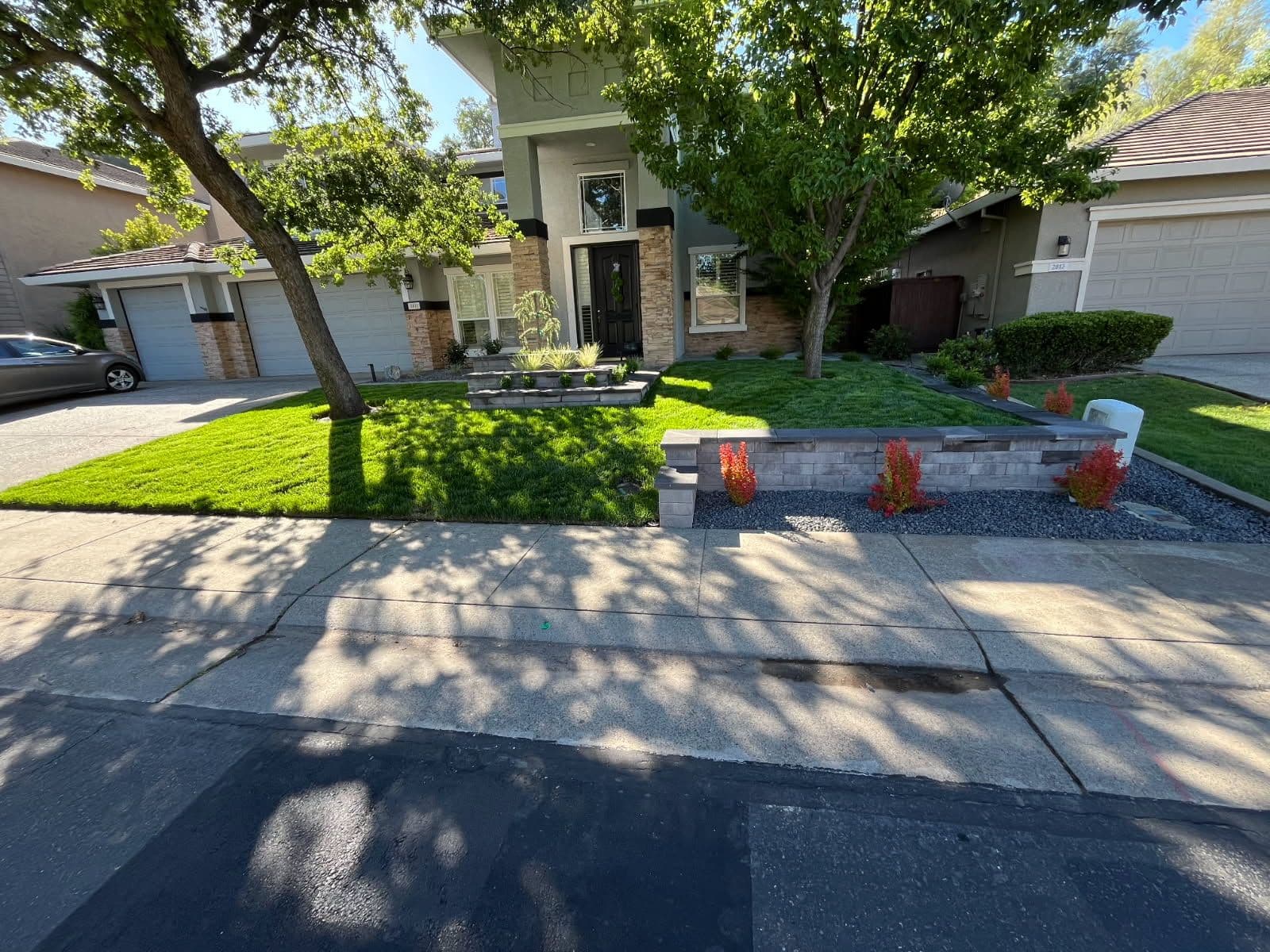 Gallery photos for Lush Lawn and Stylish Retaining Wall Transformation: Image #1